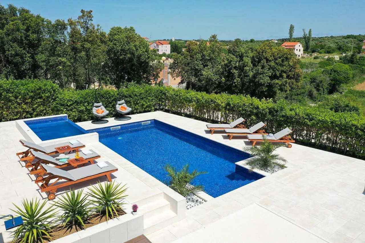 Villa Pino With Pool, Sauna & Jacuzzi 돈제페트레케인 0*,
