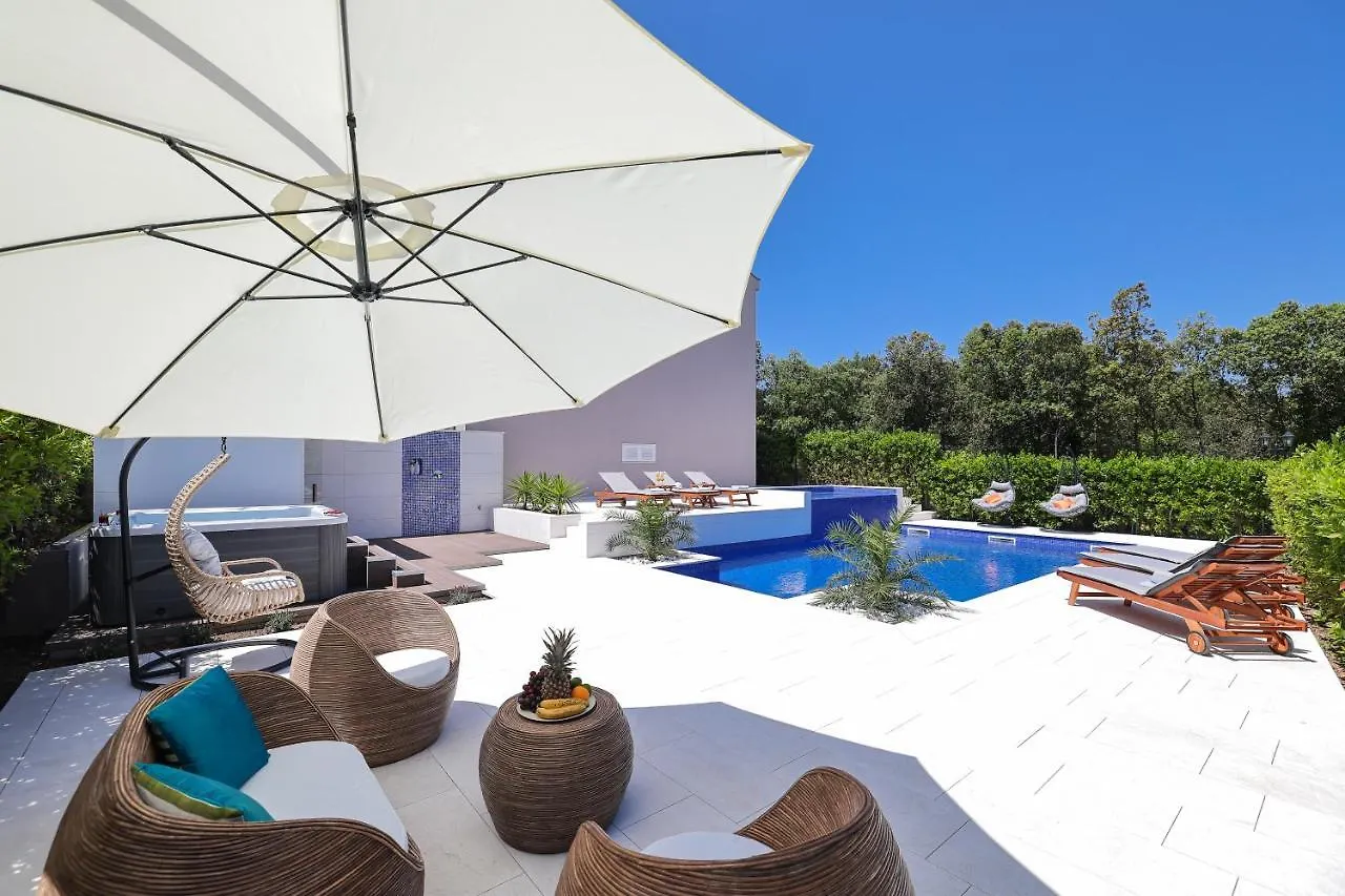 Villa Pino With Pool, Sauna & Jacuzzi 돈제페트레케인 0*,