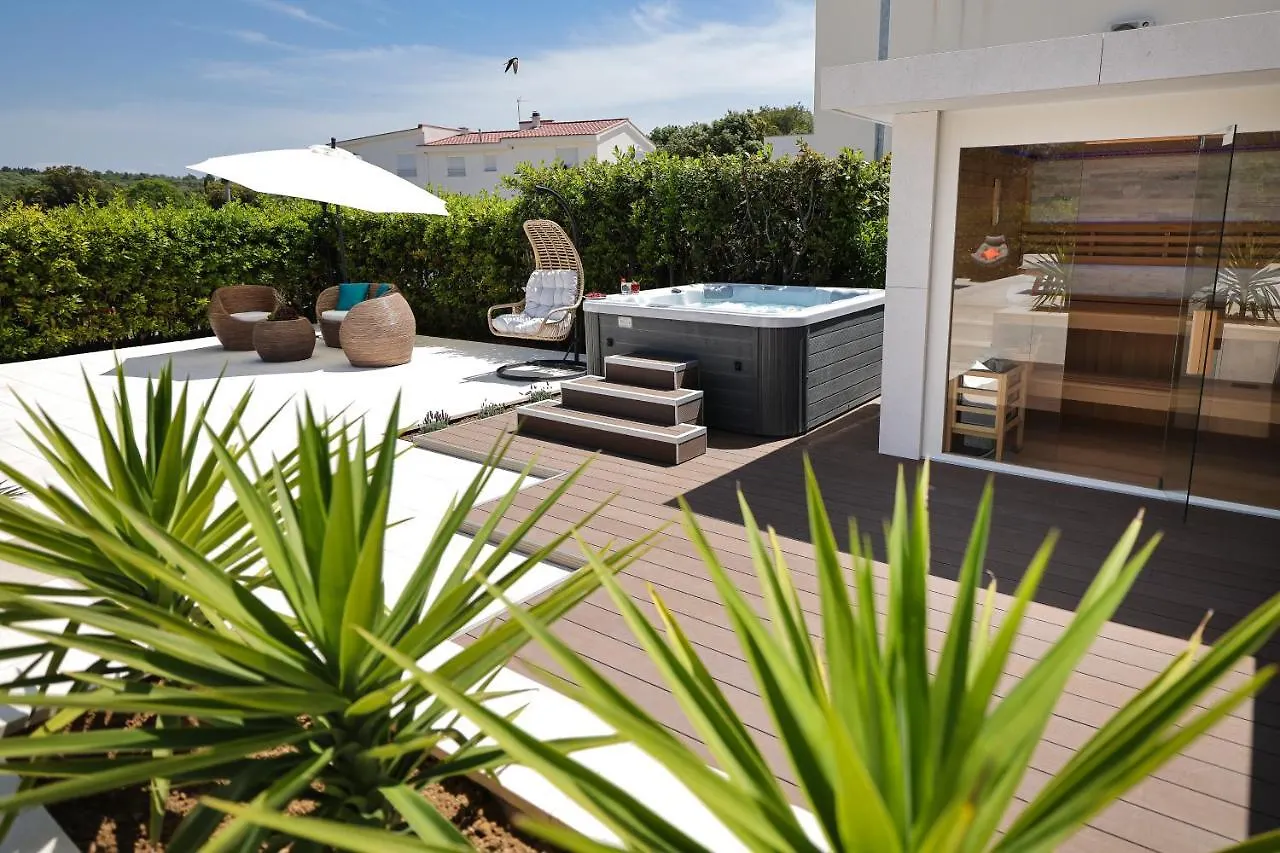 Villa Pino With Pool, Sauna & Jacuzzi 돈제페트레케인 아파트