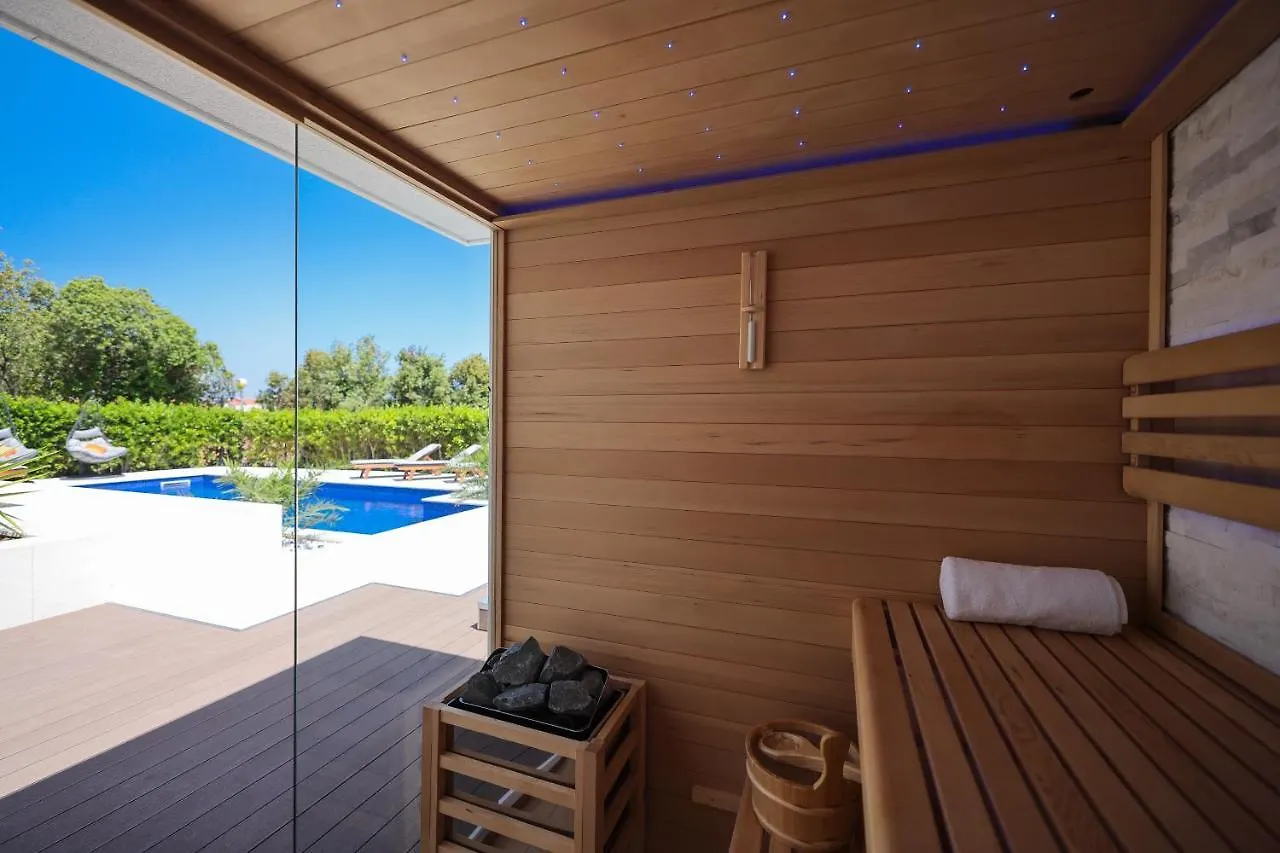 아파트 Villa Pino With Pool, Sauna & Jacuzzi 돈제페트레케인