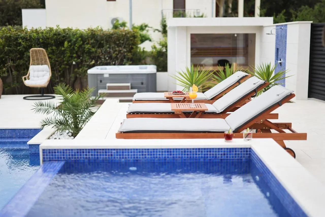 아파트 Villa Pino With Pool, Sauna & Jacuzzi 돈제페트레케인
