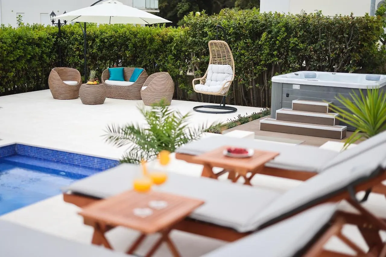 아파트 Villa Pino With Pool, Sauna & Jacuzzi 돈제페트레케인