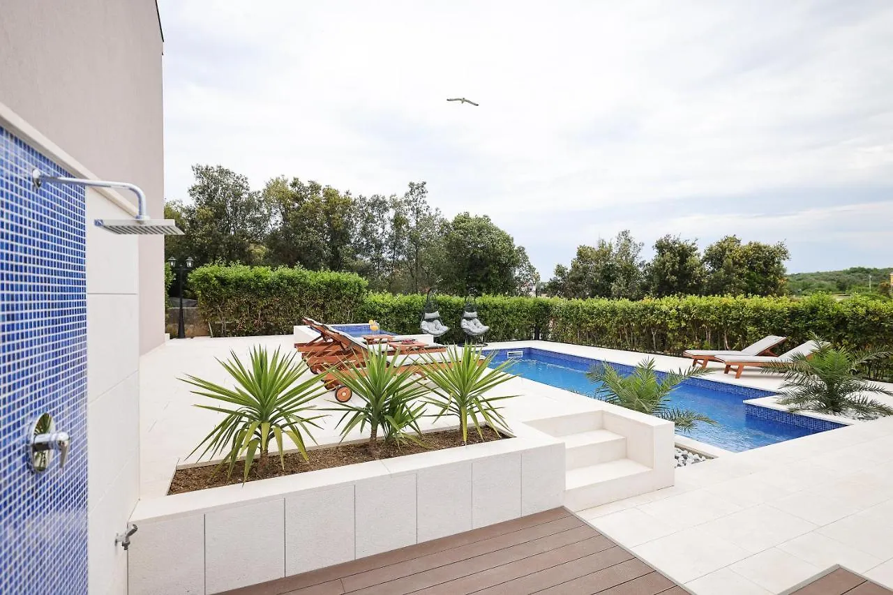 Villa Pino With Pool, Sauna & Jacuzzi 돈제페트레케인 0*,
