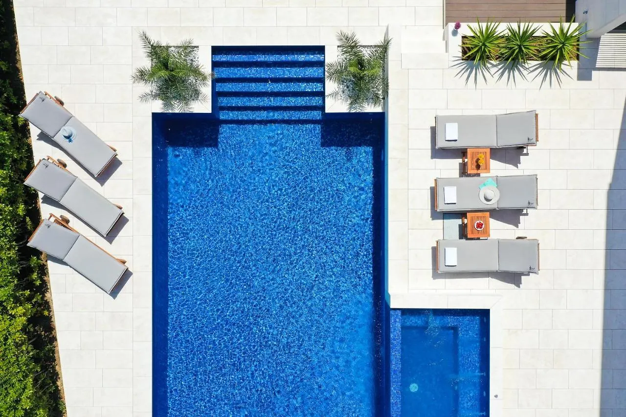 Villa Pino With Pool, Sauna & Jacuzzi 돈제페트레케인 0*,  크로아티아