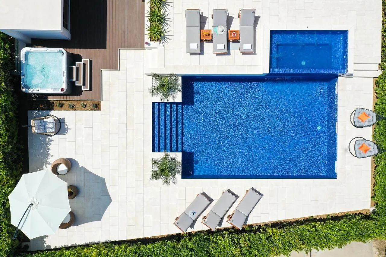 Villa Pino With Pool, Sauna & Jacuzzi 돈제페트레케인