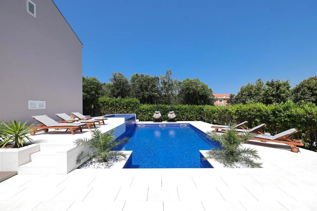 Villa Pino With Pool, Sauna & Jacuzzi 돈제페트레케인