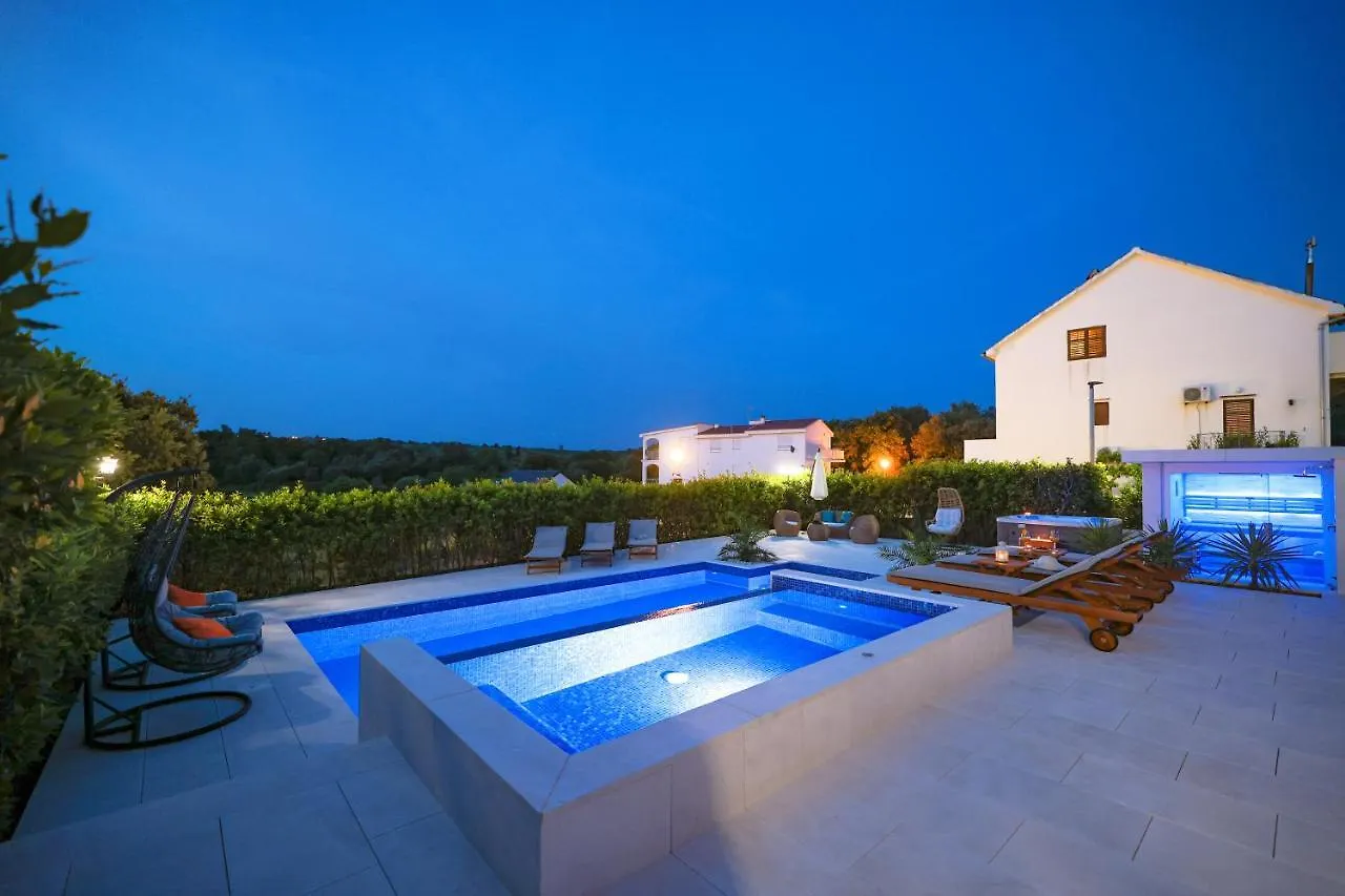 Villa Pino With Pool, Sauna & Jacuzzi 돈제페트레케인 0*,