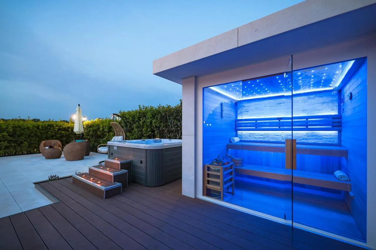 Villa Pino With Pool, Sauna & Jacuzzi 돈제페트레케인 0*,  크로아티아