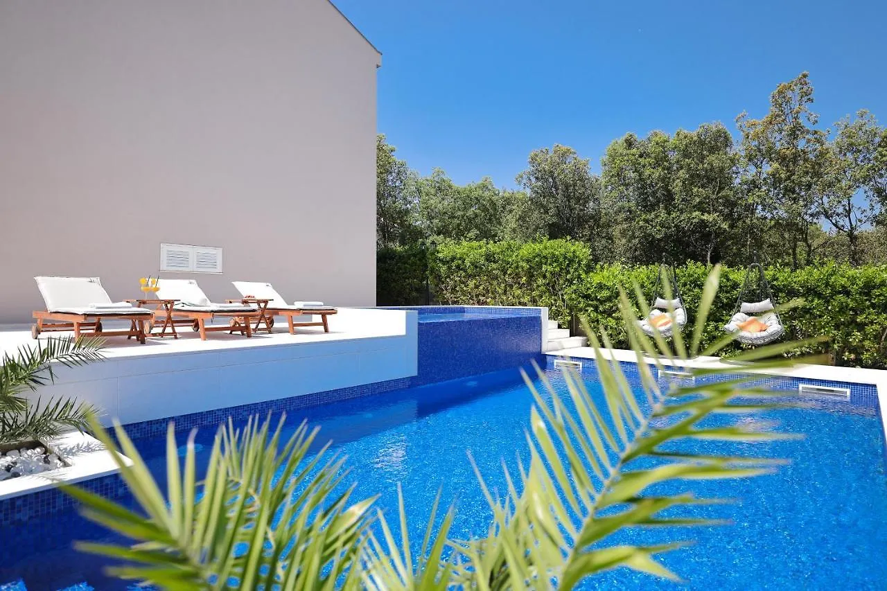 아파트 Villa Pino With Pool, Sauna & Jacuzzi 돈제페트레케인