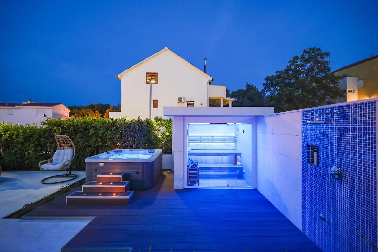 Villa Pino With Pool, Sauna & Jacuzzi 돈제페트레케인 0*,