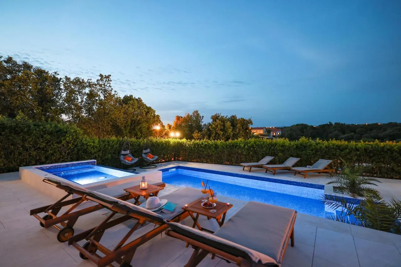 Villa Pino With Pool, Sauna & Jacuzzi 돈제페트레케인 아파트