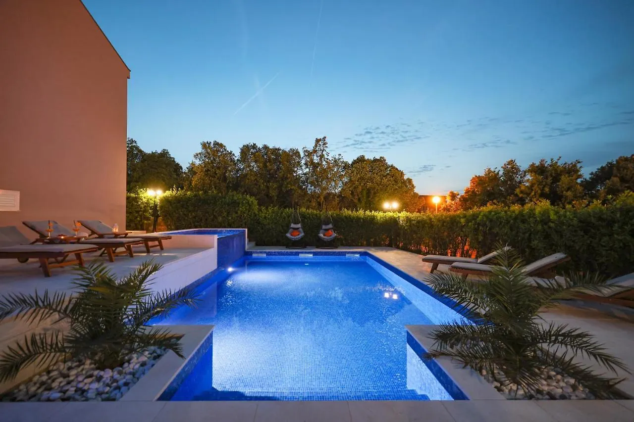 아파트 Villa Pino With Pool, Sauna & Jacuzzi 돈제페트레케인