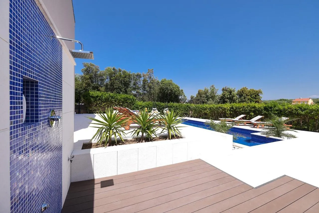 Villa Pino With Pool, Sauna & Jacuzzi 돈제페트레케인 0*,  크로아티아