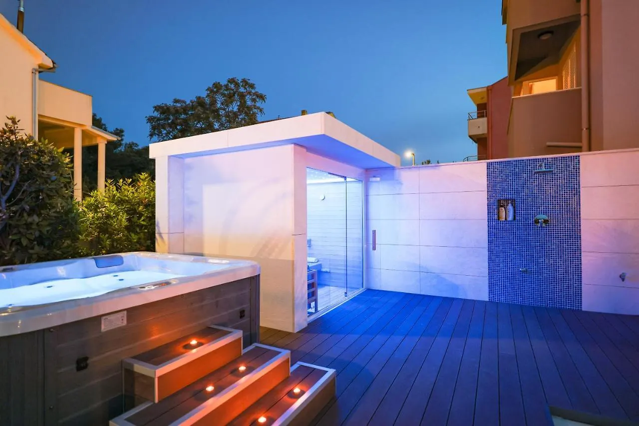 Villa Pino With Pool, Sauna & Jacuzzi Apartment