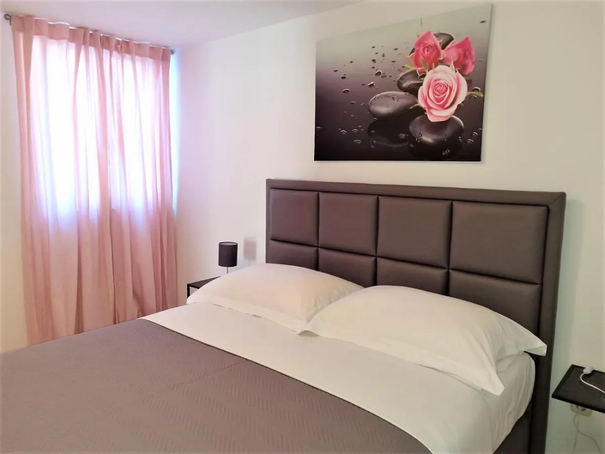 Villa Pino With Pool, Sauna & Jacuzzi 돈제페트레케인 아파트
