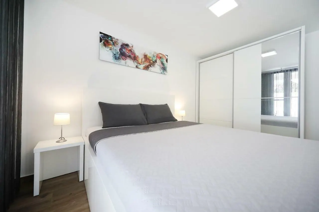 Apartmán Villa Pino With Pool, Sauna & Jacuzzi Petrcane