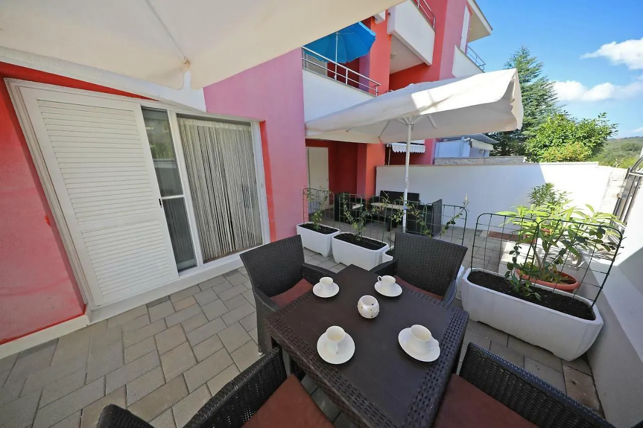 Villa Pino With Pool, Sauna & Jacuzzi 돈제페트레케인