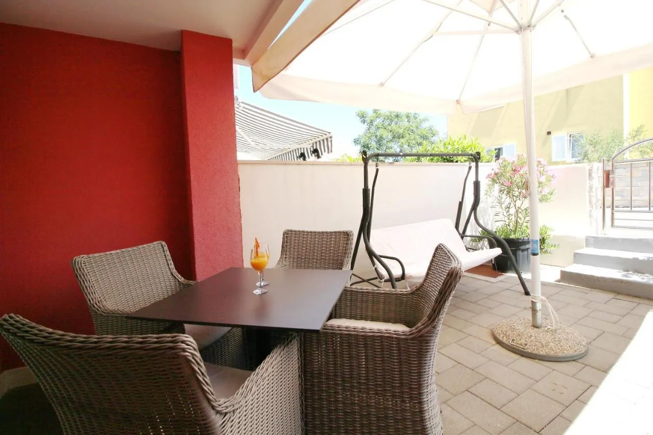 Villa Pino With Pool, Sauna & Jacuzzi Apartment Petrcane