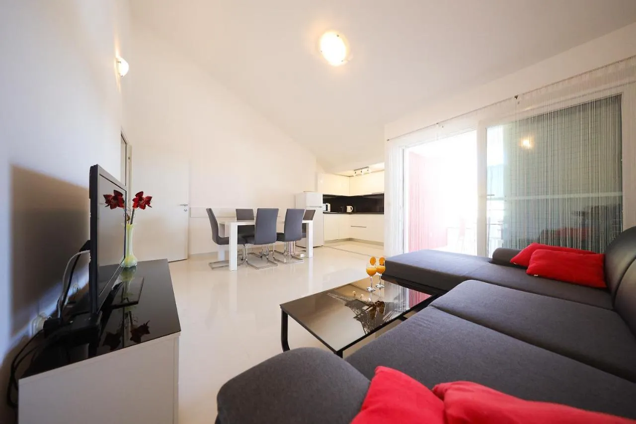 Villa Pino With Pool, Sauna & Jacuzzi Apartment