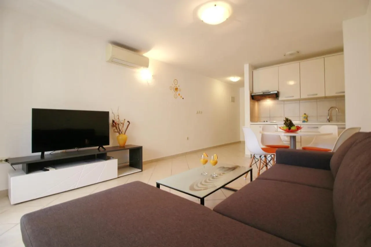 Apartment Villa Pino With Pool, Sauna & Jacuzzi