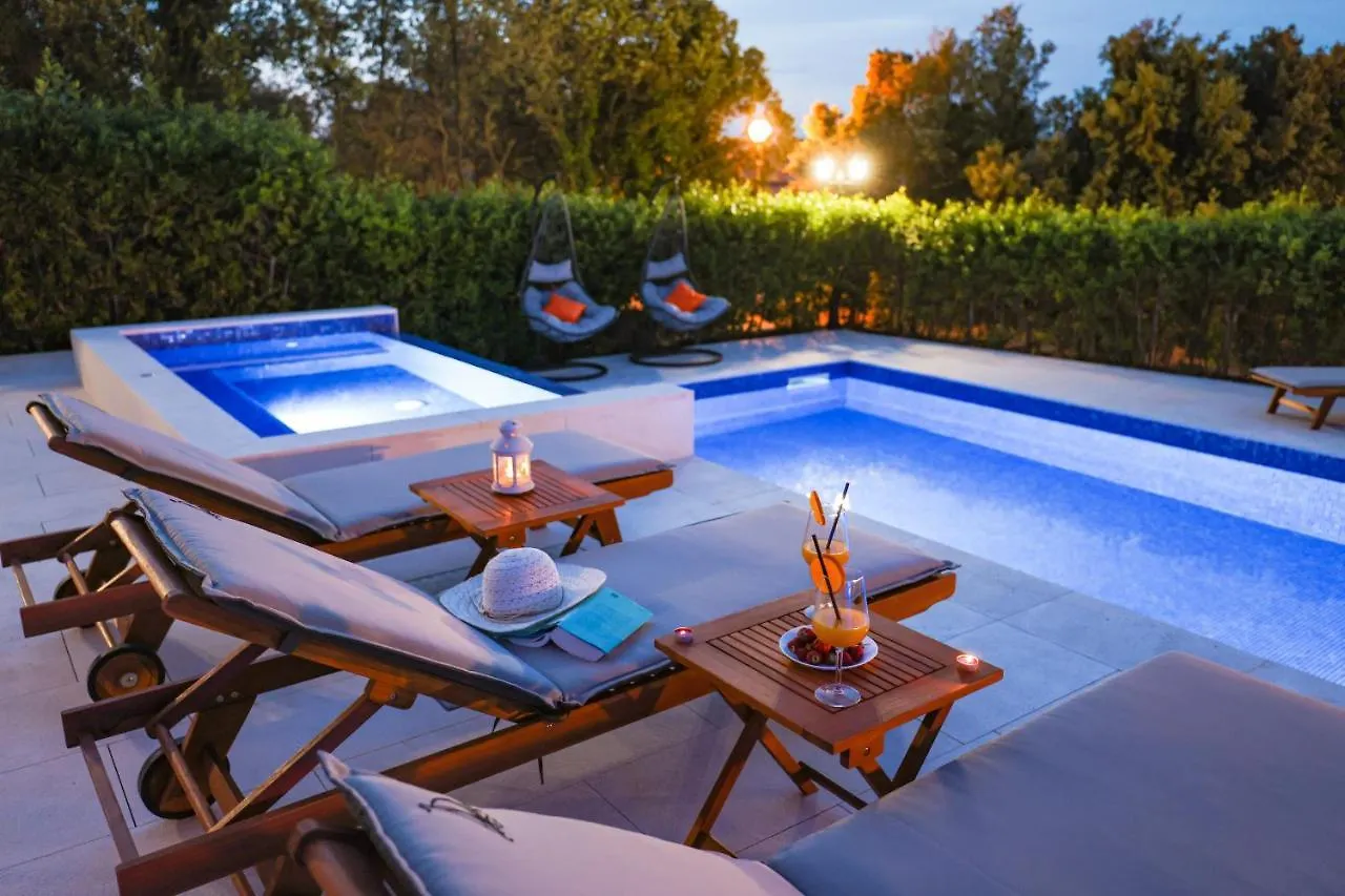 Apartment Villa Pino With Pool, Sauna & Jacuzzi
