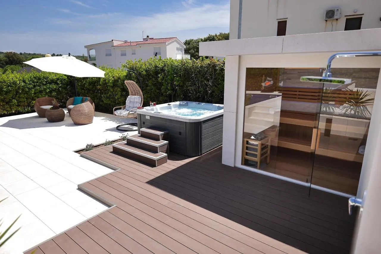 Villa Pino With Pool, Sauna & Jacuzzi Apartment Petrcane