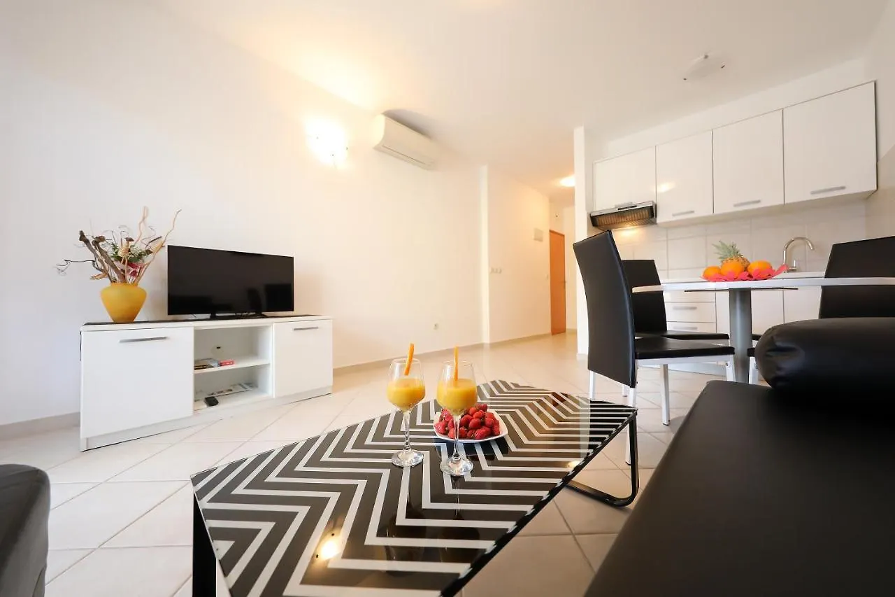 Villa Pino With Pool, Sauna & Jacuzzi Petrcane